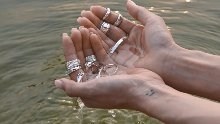 Nhặt được nhẫn bạc là điềm gì? Có nên giữ lại không